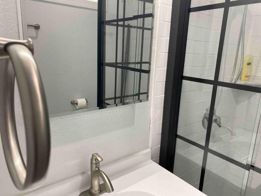 Contemporary 1-Bedroom Private Bungalow Walk To Armature & Riverwalk Tampa Exteriér fotografie